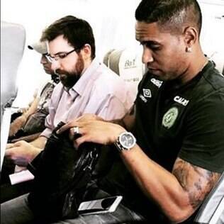 Foto publicada em rede social mostra o capitão da Chapecoense, Cleber Santana, no avião que sofreu acidente na Colômbia