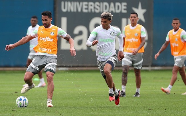 Palmeiras realiza treinamento no CT do Grêmio
