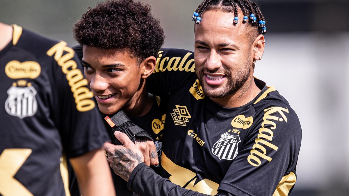 Neymar abraça Robinho Junior: Camisa 10 do Santos marcou duas vezes contra o Juventude