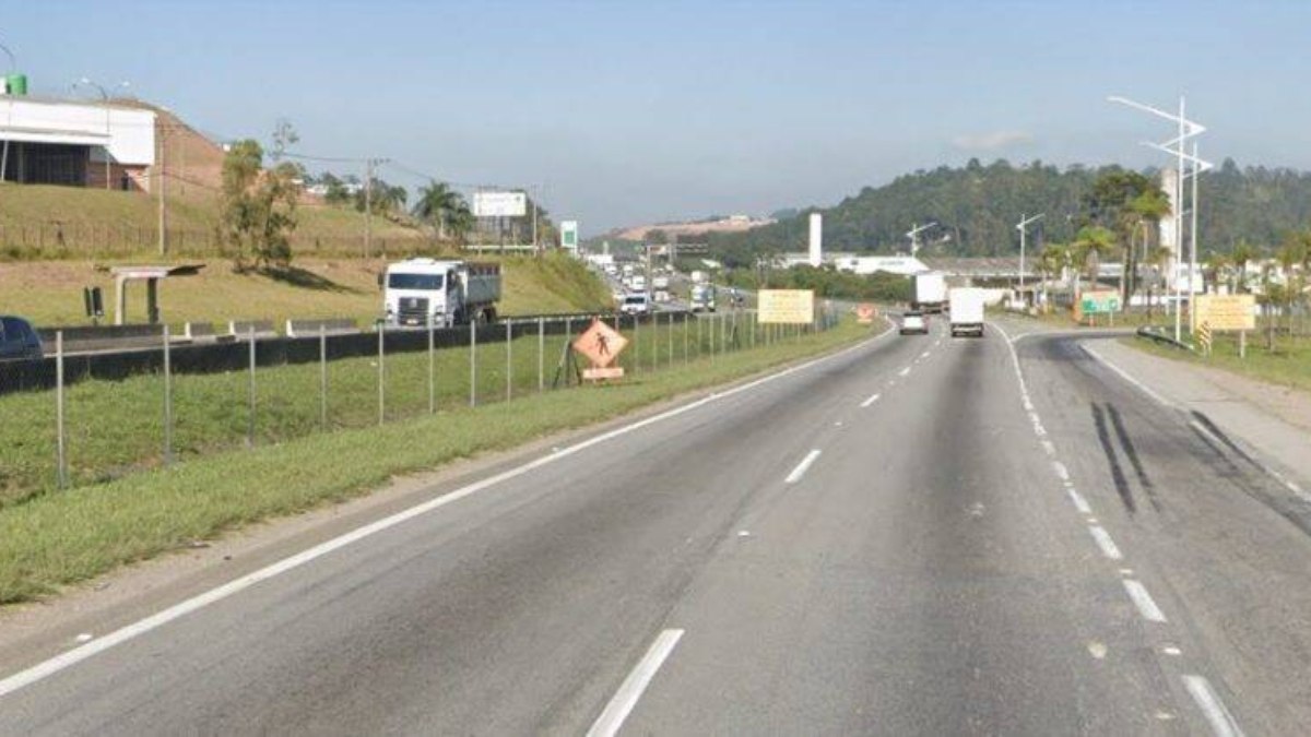 Todas as faixas da Régis Bittencourt estão interditadas Todas as faixas da Régis Bittencourt estão interditadas