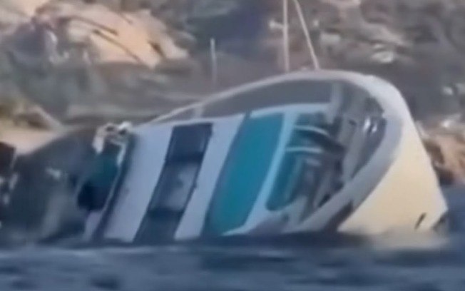 Superiate Angiola II afunda no Mar Mediterrâneo, próximo a Porto Cervo, em Sardenha, na Itália, após uma falha no motor Superiate Angiola II afunda no Mar Mediterrâneo, próximo a Porto Cervo, em Sardenha, na Itália, após uma falha no motor