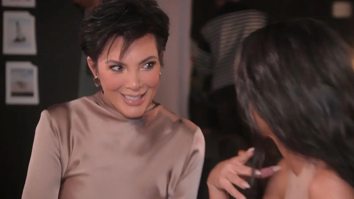 Kris Jenner parece não acreditar ao saber que filha, Kim Kardashian, realizou tratamento com esperma de salmão injetado no próprio rosto