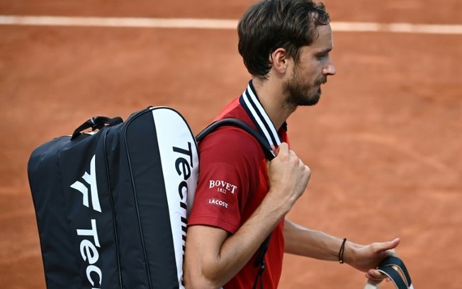 Daniil Medvedev deixa a quadra após a derrota para o americano Tommy Paul nesta terça-feira, no Masters 1000 de Roma