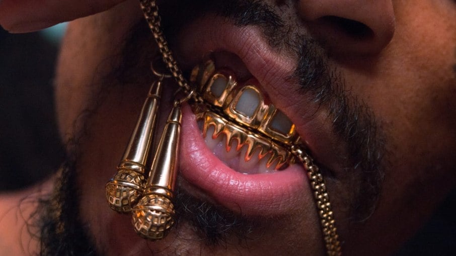 Na cultura Hip Hop, os grillz começam a aparecer a partir dos anos 80, e sua grande popularização vem com a expansão global do Rap norte-americano na década de 90 e início dos anos 2000