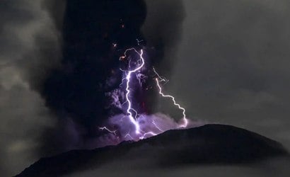 Vulcão entra em erupção e expele fumaça de 5km