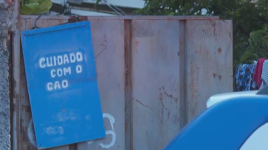 Placa de aviso que fica no portão da casa, segundo a TV Anhanguera Placa de aviso que fica no portão da casa, segundo a TV Anhanguera