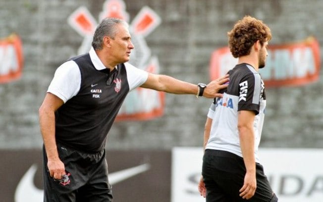 Tite admite aborrecimento com Pato por pênalti perdido em eliminação do Corinthians: 'Fiquei muito p...'