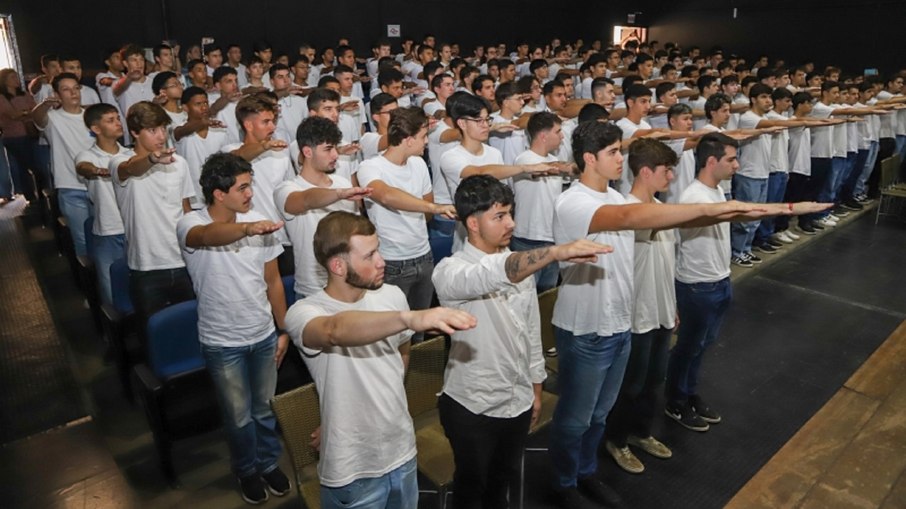 Jovens realizam Juramento à Bandeira
