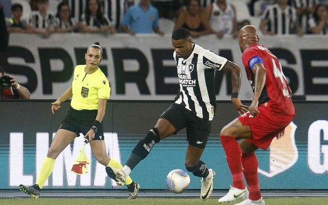 Botafogo de Júnior Santos entra em marcha lenta e quase acaba atropelado em casa 
