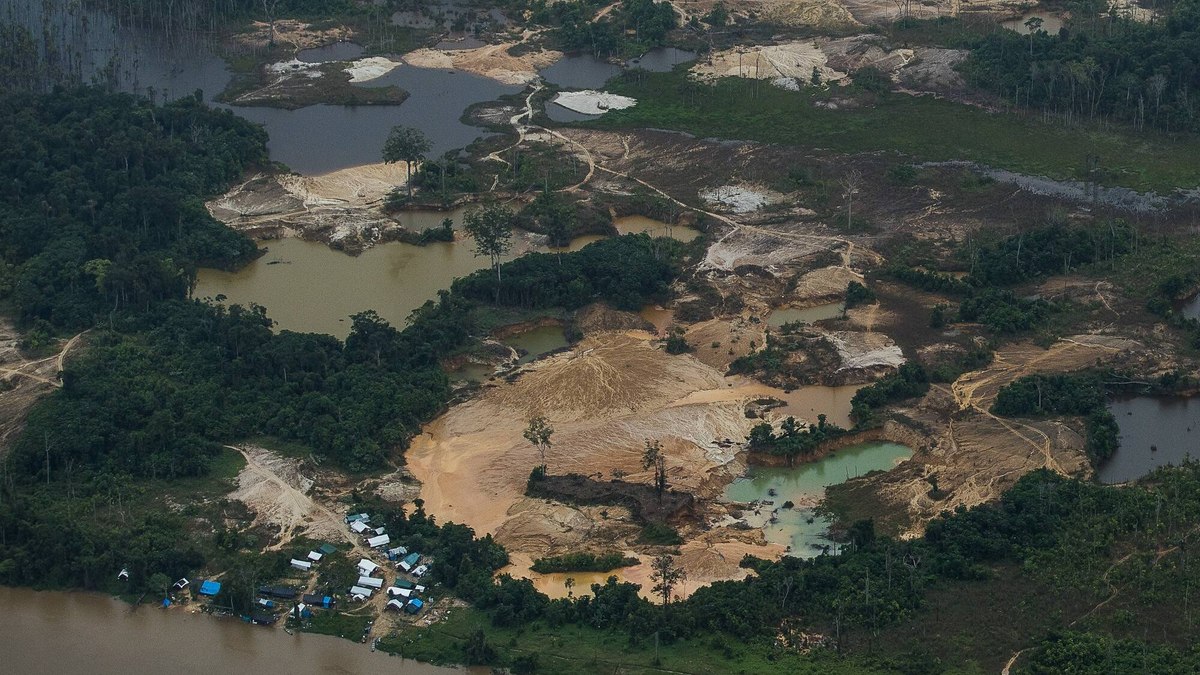 Área de garimpo conhecida como 'Tatuzão' na região do rio Uraricoera na Terra Indígena Yanomami 