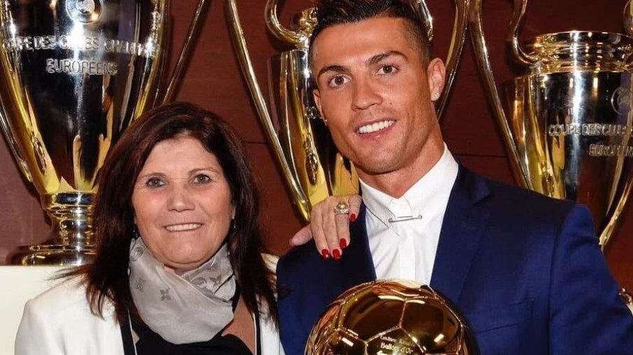 Cristiano Ronaldo e sua mãe, Maria Dolores dos Santos Aveiro Cristiano Ronaldo e sua mãe, Maria Dolores dos Santos Aveiro