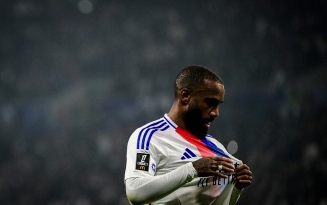 Alexandre Lacazette comemora após marcar o gol da vitória do Lyon sobre o Saint-Etienne por 1 a 0 neste domingo, pelo Campeonato Francês