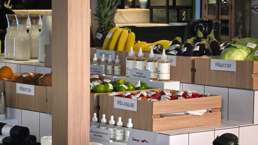 Instalação de The Ordinary questiona excessos do mercado Instalação de The Ordinary questiona excessos do mercado