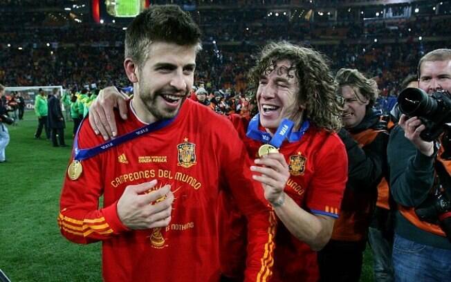 Puyol e Piqué foram campeões do mundo pela Espanha