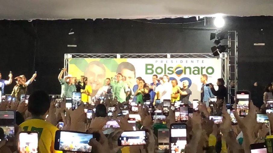 Bolsonaro e Tarcísio Freitas participam de comício com apoiadores em Guarulhos