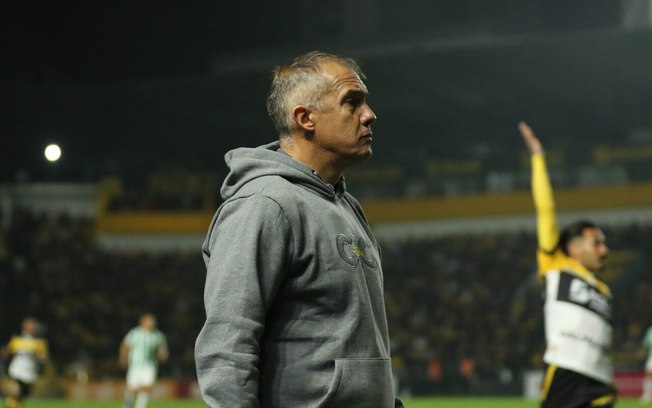 Eduardo Baptista, técnico do Criciúma, negocia com o Internacional