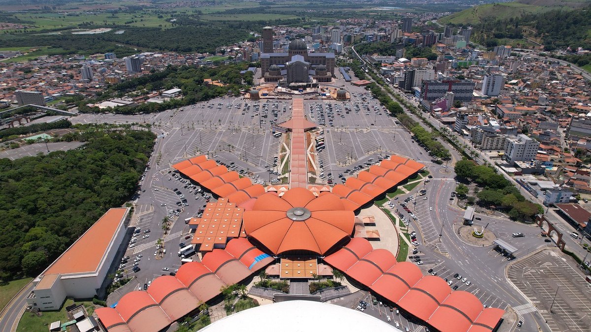 Foto Aérea das 4 asas do Centro de Apoio ao Romeiro de Aparecida (SP) Foto Aérea das 4 asas do Centro de Apoio ao Romeiro de Aparecida (SP)