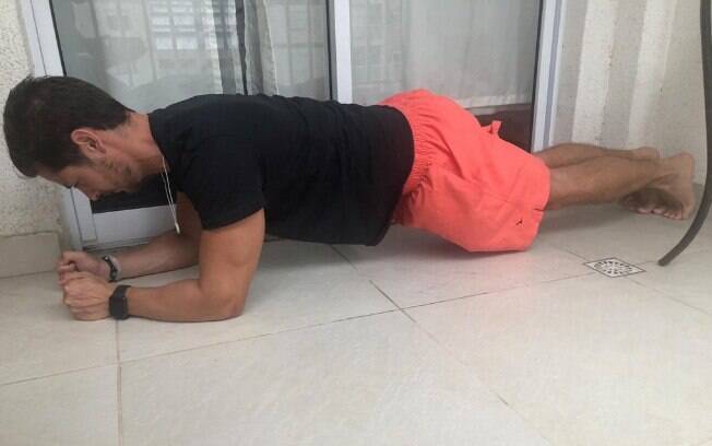 Treino funcional: para fazer o abdômen prancha é preciso tomar cuidado para deixar o corpo na posição certa Treino funcional: para fazer o abdômen prancha é preciso tomar cuidado para deixar o corpo na posição certa