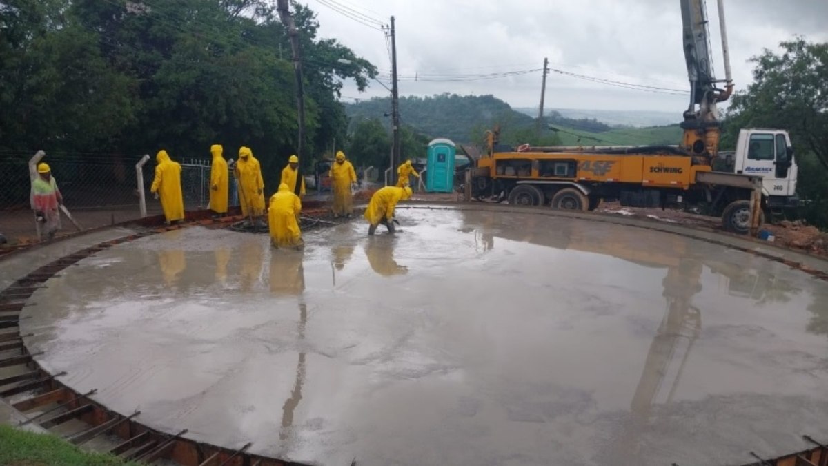 Próxima fase será a instalação das chapas de aço vitrificado Próxima fase será a instalação das chapas de aço vitrificado