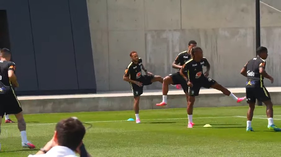 Neymar é integrado na Seleção e treina em grupo pela primeira vez Neymar é integrado na Seleção e treina em grupo pela primeira vez