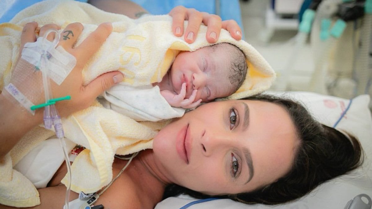 Letícia Cazarré abre álbum de parto do sexto filho