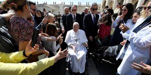 Papa Francisco deseja Feliz Páscoa aos fiéis na Praça São Pedro