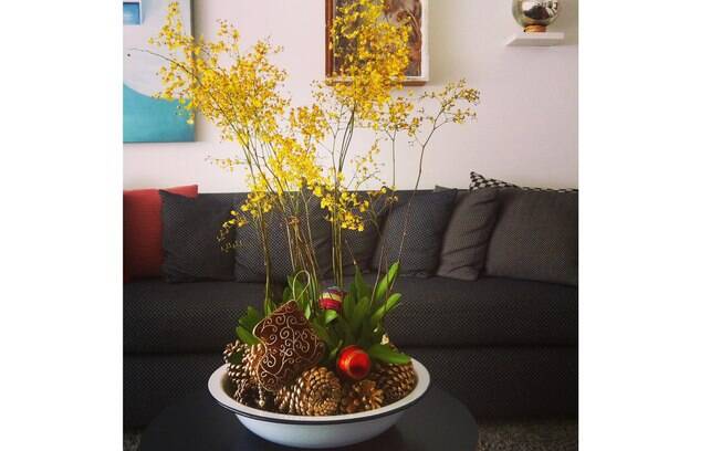 Aqui a peça branca de cozinha recebe a orquídea junto com as pinhas e demais enfeites. Depois das festas as flores seguem na casa. Pouco trabalho e um grande efeito!