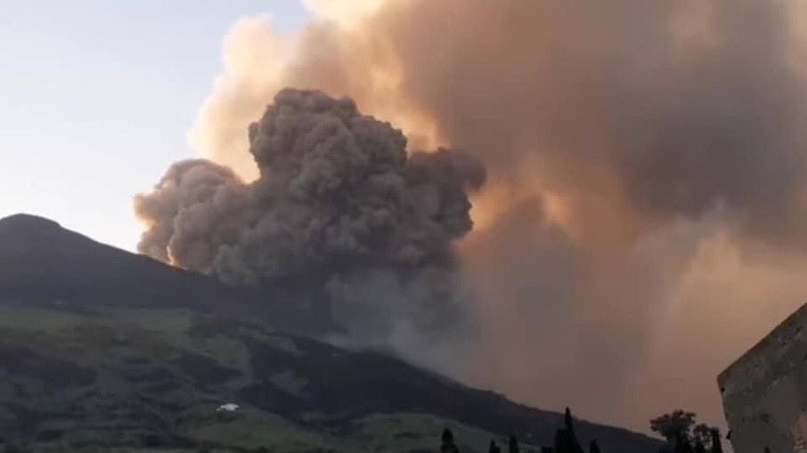 Erupção do vulcão Stromboli provocou o surgimento de uma coluna de fumaça e cinzas