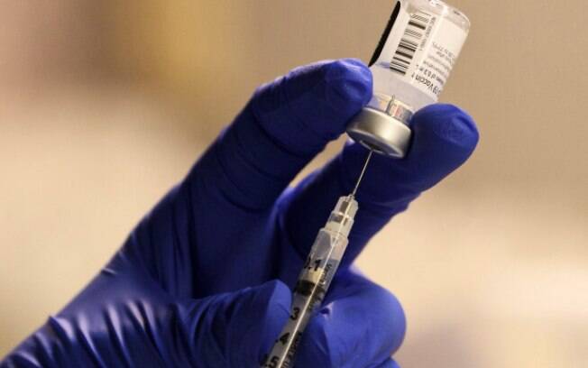 Farmacêutico enche uma seringa para preparar uma dose da vacina Pfizer-BioNTech/Imagem ilustrativa