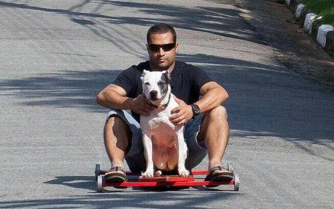 André andando de carrinho roleman com sua cadela