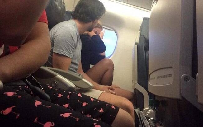 Passageiro registra momento em que homem termina relacionamento com a namorada durante viagem de avião