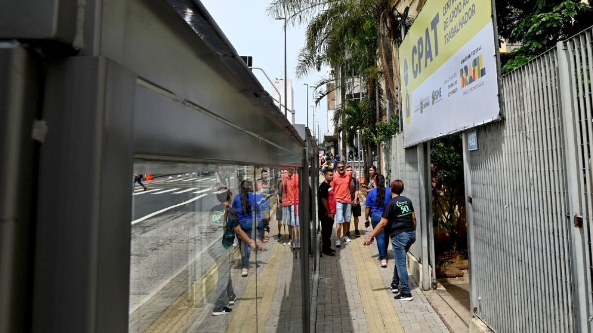 As oportunidades são para auxiliar de logística, operador de máquina empilhadeira e operador de empilhadeira.