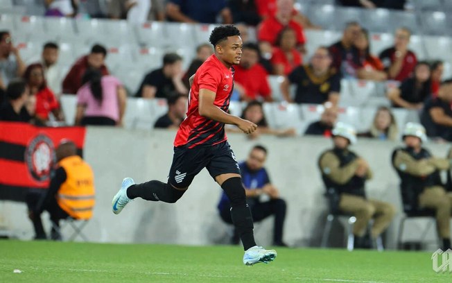 Léo Derik em ação pelo Athletico