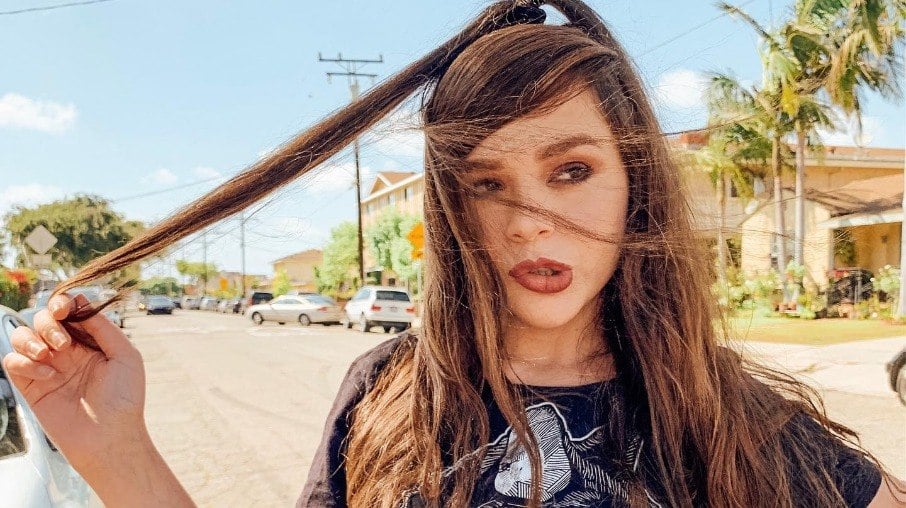 Thiessa Woinbackk é atriz, influencer digital e formada em biolgia