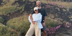 Anitta publica fotos íntimas com namorado e nega fim da relação