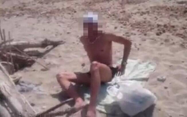 Espanha: imagens mostram homem tentando esconder rapidamente as partes intimas quando percebeu a ação da jovem