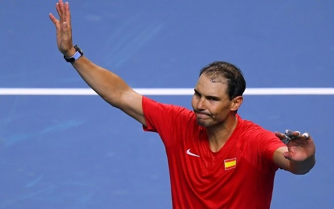 Rafael Nadal acena para o público após a derrota para o holandês Botic Van de Zandschulp nesta terça-feira, pelas quartas de final da Copa Davis