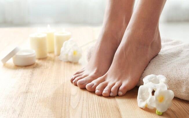Se você não quer ter pés ressecados, é importante investir em cuidados com argila branca e secá-los bem depois do banho