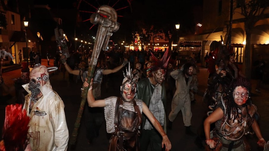 Personagens caminham pelo Hopi Hari nos 25 anos da Hora do Horror