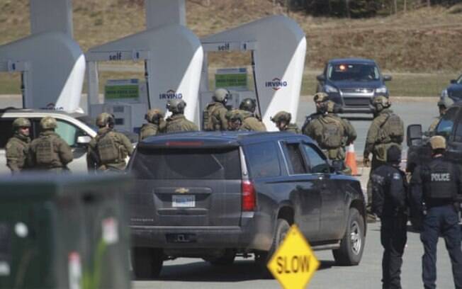 Agentes da Royal Canadian Mounted Police estavam preparados para levar o atirador sob custódia em um posto de gasolina em Enfield, Nova Escócia