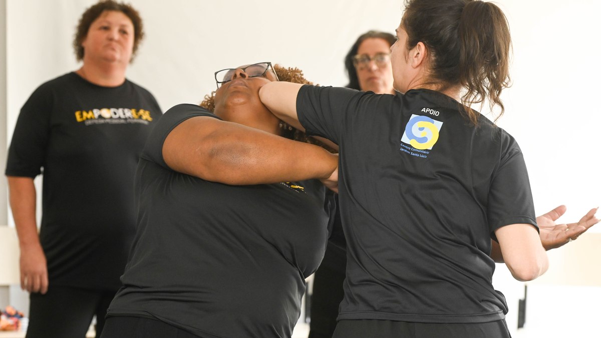 Mulheres aprenderão a sair de agressões, como pegada de braço, puxão de cabelo, estrangulamento, abraços por trás e violência sexual Mulheres aprenderão a sair de agressões, como pegada de braço, puxão de cabelo, estrangulamento, abraços por trás e violência sexual