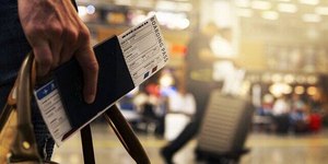 Passagem aérea por até R$ 200 para aposentados: veja como comprar