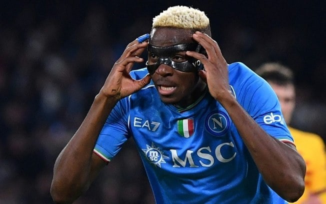 Atacante nigeriano Victor Osimhen não foi inscrito pelo Napoli no Campeonato Italiano