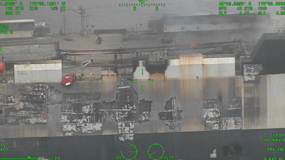 Guarda Costeira dos Estados Unidos divulgou imagens do navio incendiado Guarda Costeira dos Estados Unidos divulgou imagens do navio incendiado