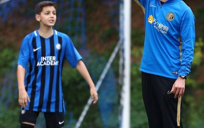 Clube europeu atinge 60 escolas de futebol pelo Brasil