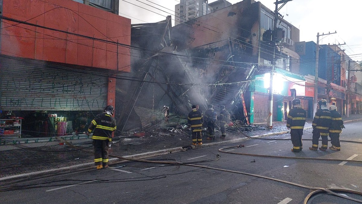 O Corpo de Bombeiros atua no combate às chamas