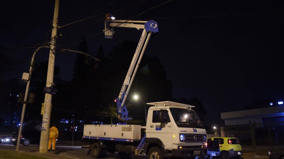 PPP prevê o investimento de R$ 420 milhões pela iniciativa privada e a modernização de 50% da iluminação pública em seis meses, que chegará a 100% em um ano. PPP prevê o investimento de R$ 420 milhões pela iniciativa privada e a modernização de 50% da iluminação pública em seis meses, que chegará a 100% em um ano.