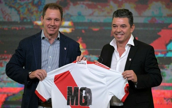 Marcelo Gallardo (D) posa ao lado do presidente do River Plate, Jorge Brito (E), durante sua apresentação como técnico do time argentino Marcelo Gallardo (D) posa ao lado do presidente do River Plate, Jorge Brito (E), durante sua apresentação como técnico do time argentino