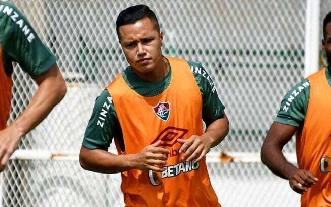 Marlon comemora assistência, mas fala em busca por espaço no Fluminense: 'Tenho que trabalhar'