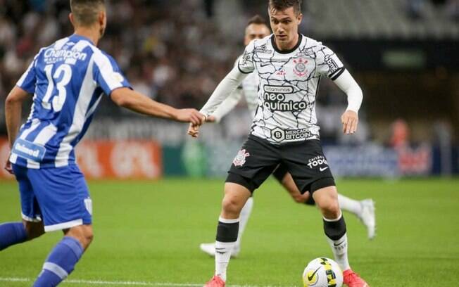 Lucas Piton se destaca em estatísitica defensiva na vitória do Corinthians sobre o Avaí